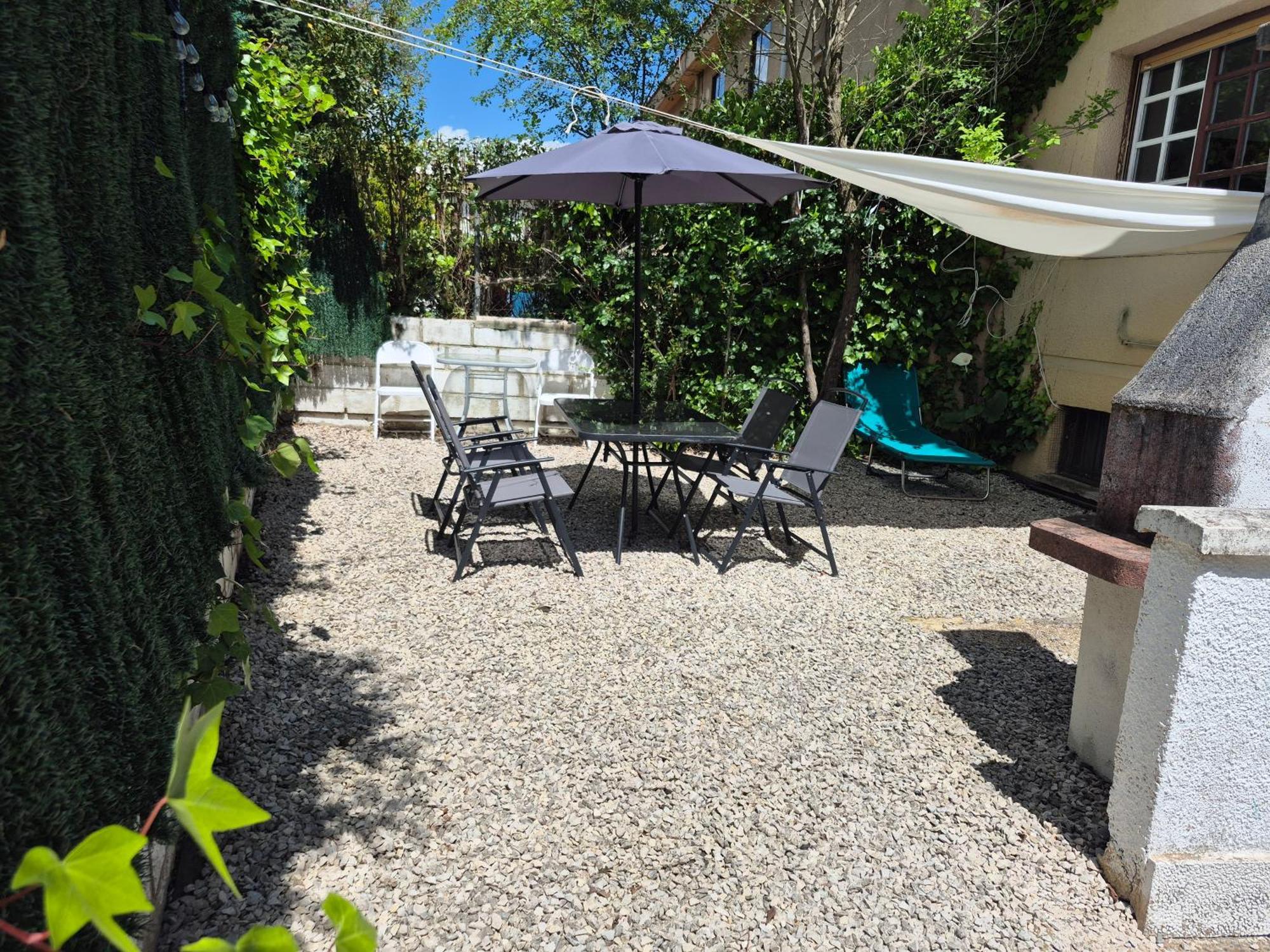 Cool Basement Studio In Hosts House With Private Terrace And Bbq Zizur Mayor Pokój zdjęcie